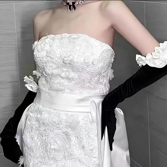 Elegant Black Velvet Long Gloves with White Wavy Edge - Picture 4 of 5